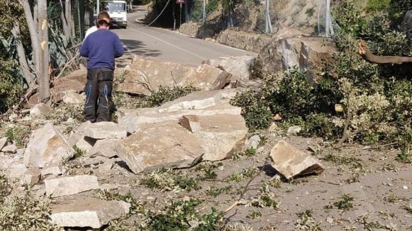Frana sulla strada a Campo Lo Feno, si apre un corridoio per le ambulanze