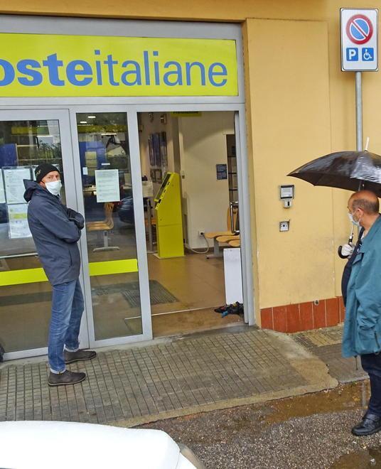 Protesta per gli orari delle Poste «Solo la mattina non basta» 