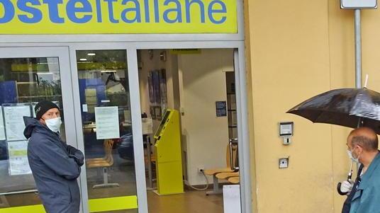 Protesta per gli orari delle Poste «Solo la mattina non basta»
