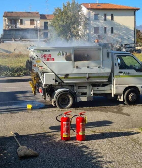 Fiamme nel cassonetto di un’Ape di Alia