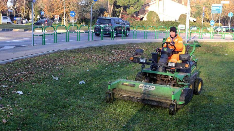 Continuano gli sfalci di erba