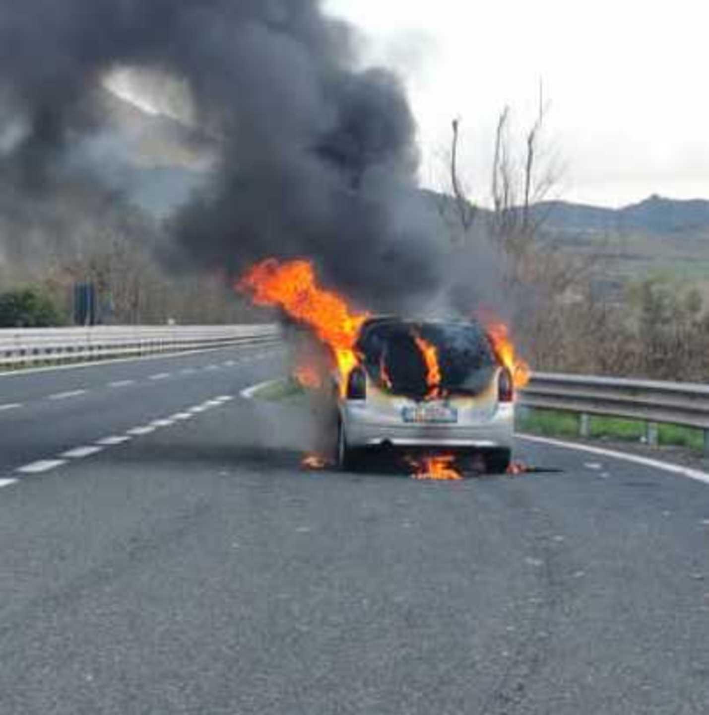 Auto in fiamme sulla piazzola il conducente scende e si salva