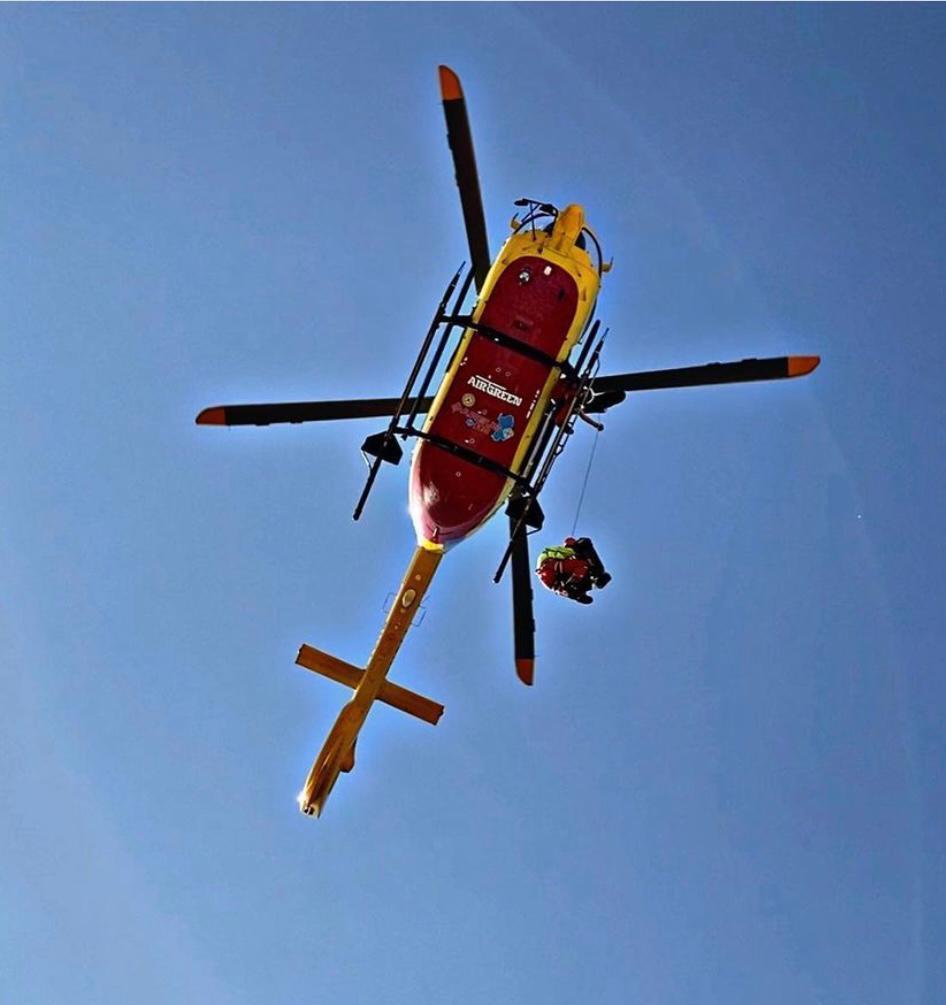 La dottoressa scende dal cielo per salvare vite in pericolo 