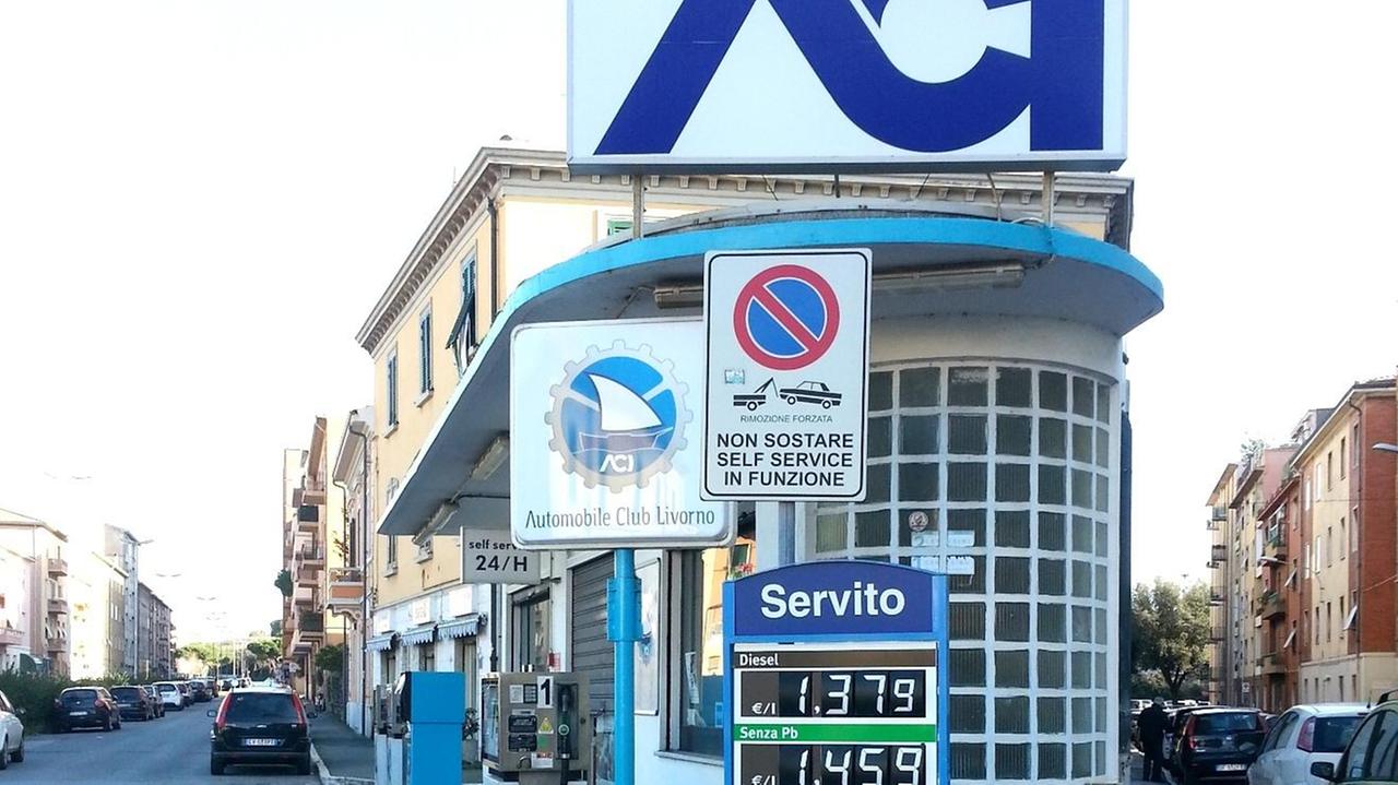 Distributori di benzina: due bandi per la gestione degli impianti a Vicarello e Piombino