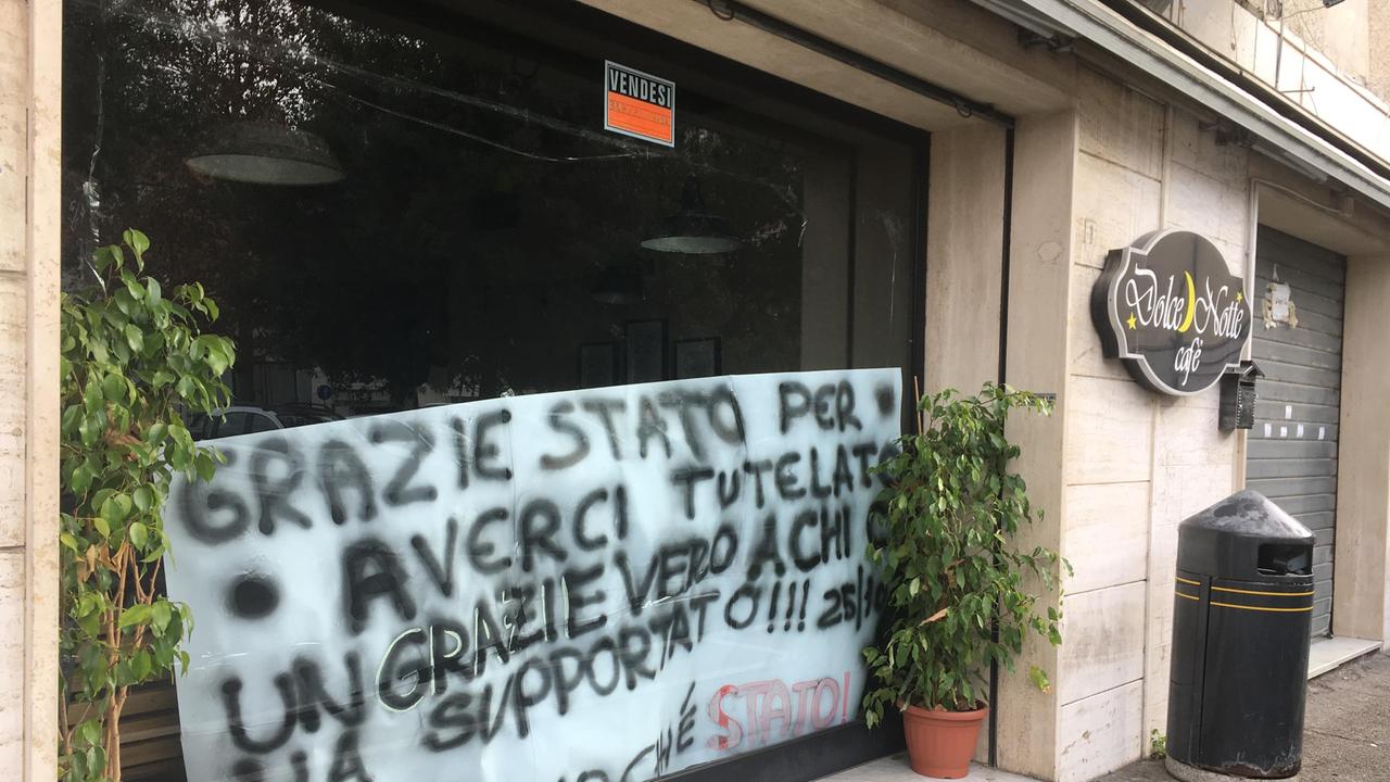 Chiude i battenti e appende lo striscione: «Grazie Stato per averci tutelati». E i clienti lasciano messaggi commossi