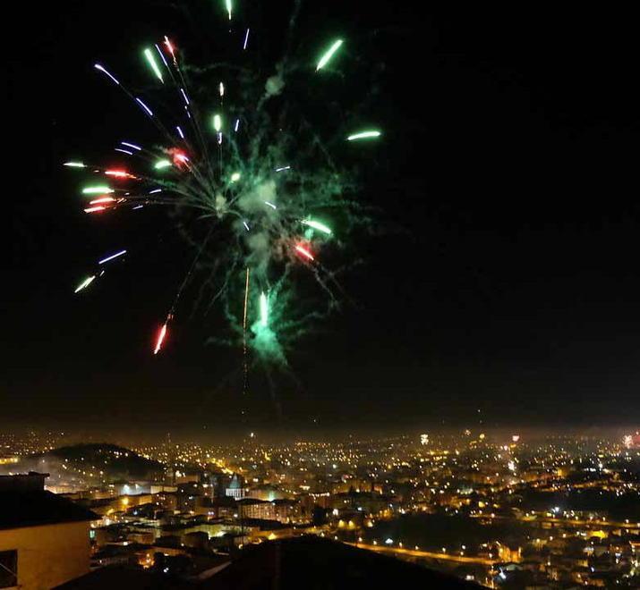 I fuochi d’artificio a Marina di Massa non si faranno, il sindaco ci ripensa