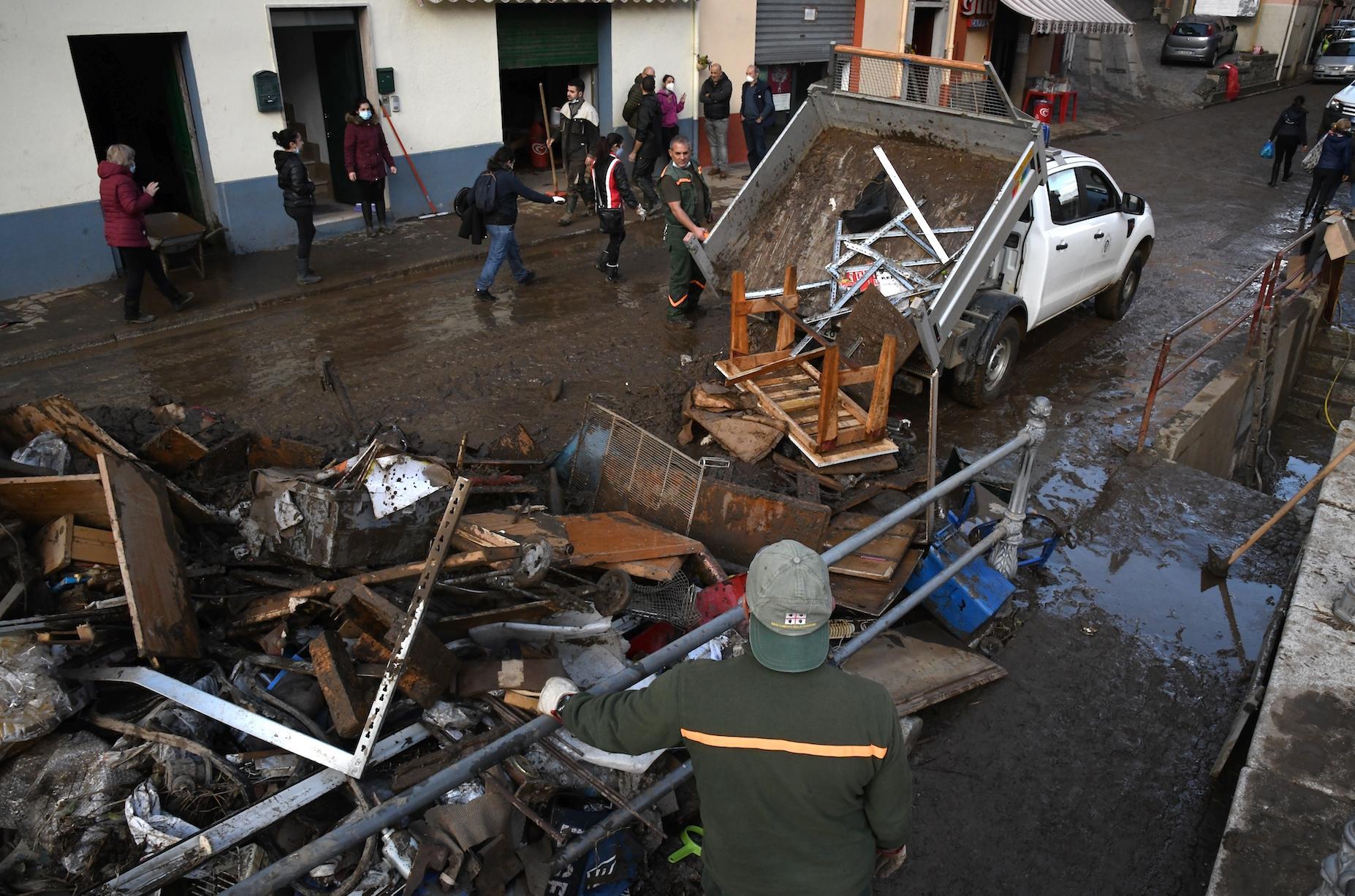 Le macerie nelle strade di Bitti (foto Massimo Locci)