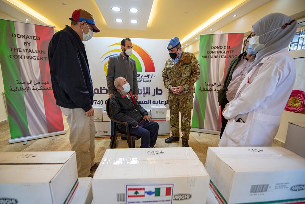 Il generale Di Stasio consegna il carico alimentare in una delle case di riposo libanesi