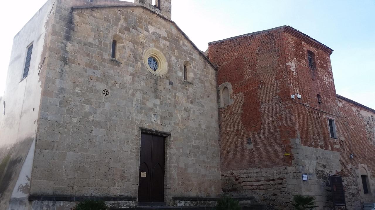 Stacca una targhetta nella chiesa di Santa Chiara a Oristano: ragazzino nei guai