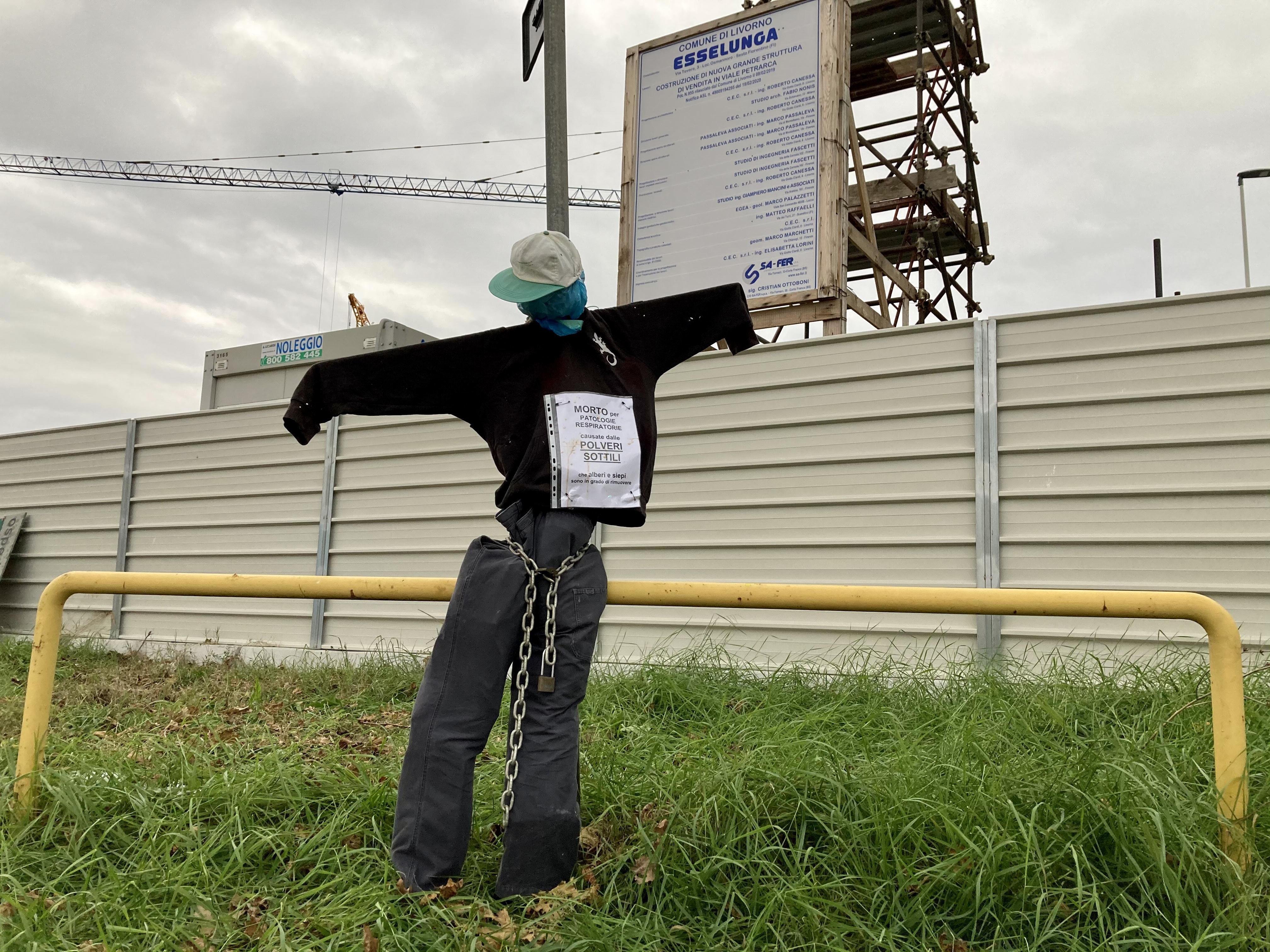 Manichino al posto del platano abbattuto per costruire Esselunga: «Morto per le polveri che gli alberi eliminano» 