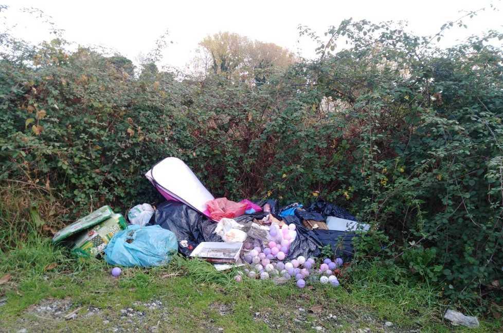 Rifiuti per strada, porta a porta a singhiozzo e tra Ricortola e Partaccia vince lo sporco 
