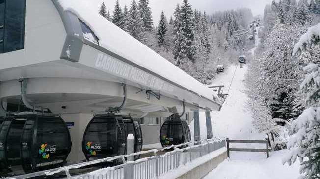 Nevica su piste delle Dolomiti, ma gli impianti sono chiusi