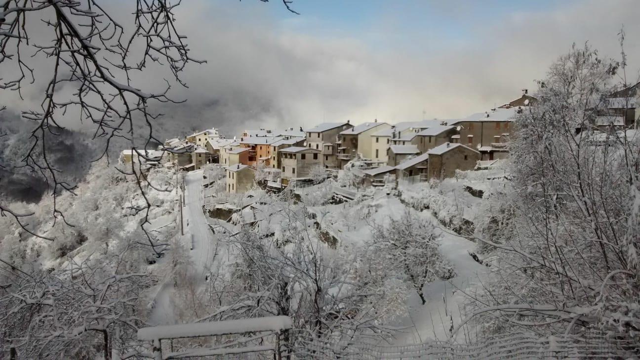 La foto della nevicata a Fossato scattata da Marco Mattei e pubblicata sulla pagina Facebook Fossato