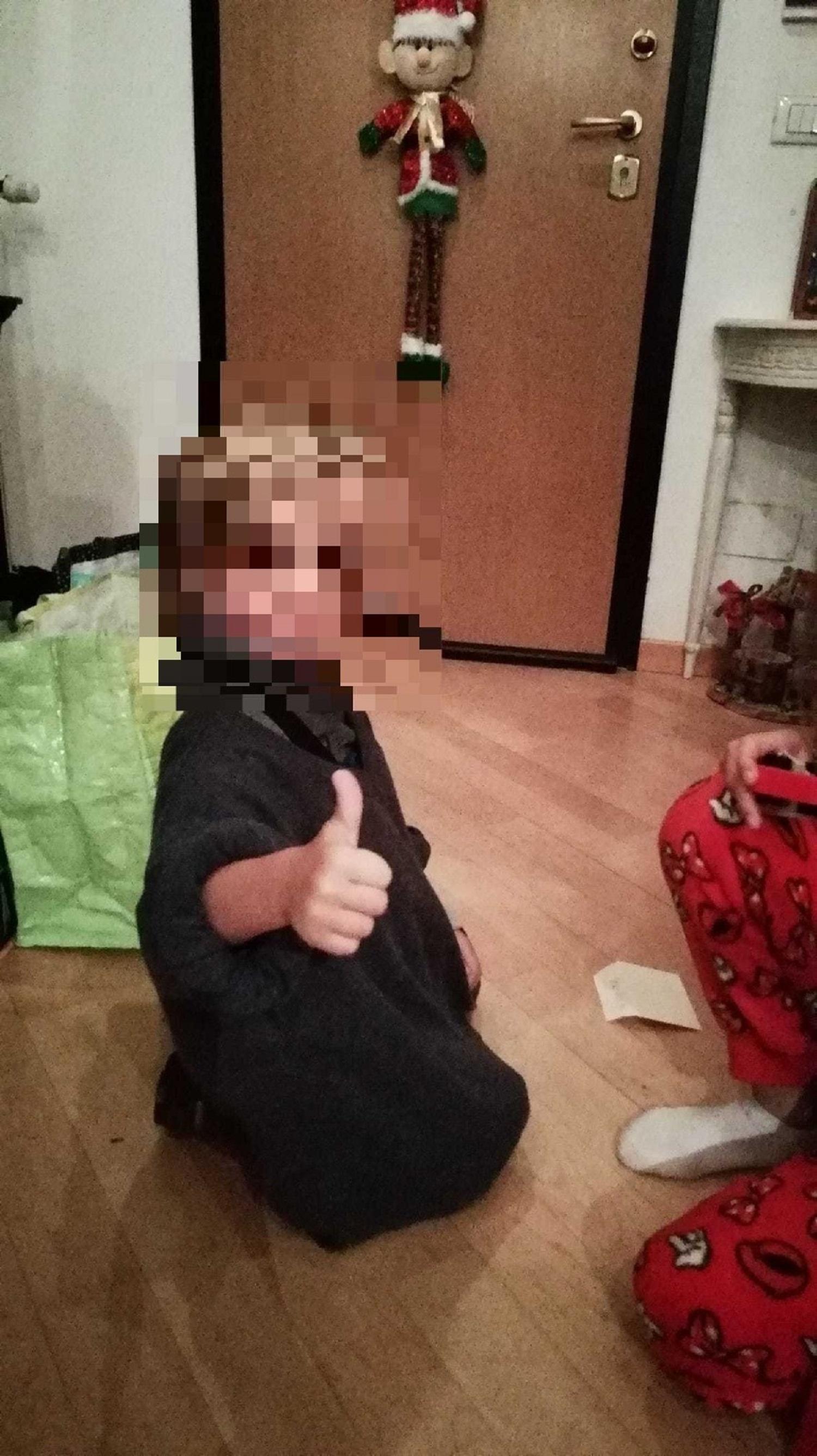 La foto del bimbo di quattro anni una volta tornato a casa: l’ha pubblicata su Facebook la mamma che ha dato al Tirreno il consenso per la pubblicazione a condizione che il volto fosse oscurato