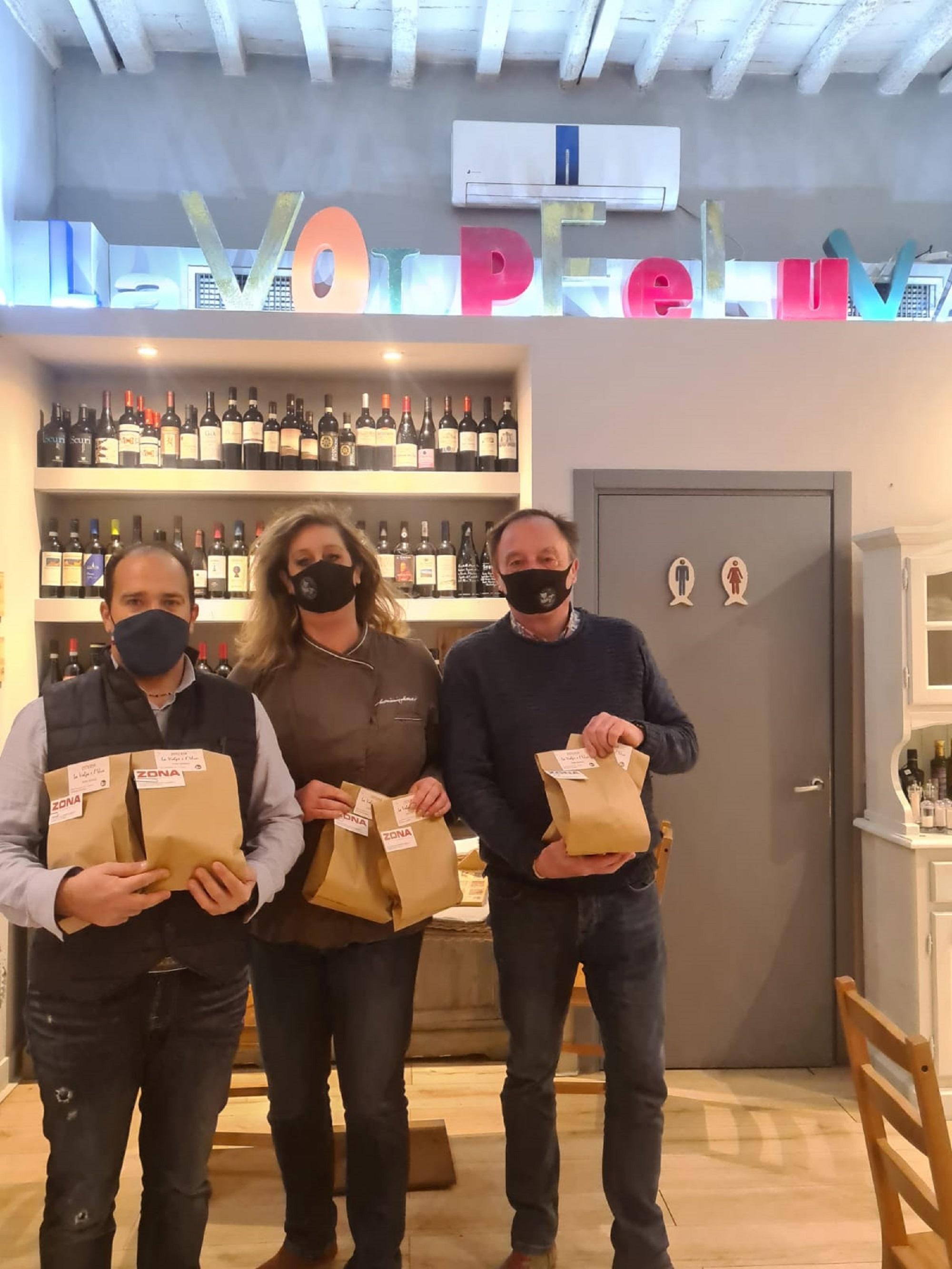 A sinistra il direttore del supermercato “Zona” di Porta a Terra, Antonio Ania, con accanto la titolare dell’osteria “La Volpe e l’uva” di viale Caprera, in Venezia, Monica Inghilleri