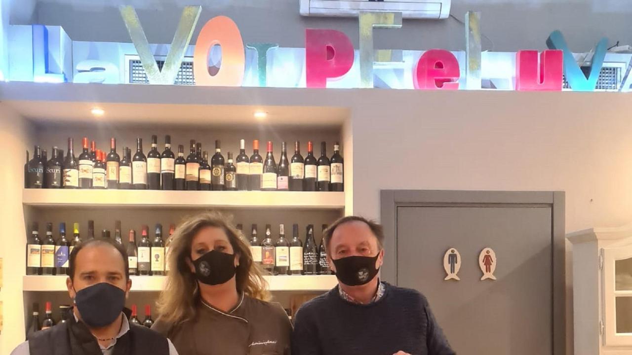 A sinistra il direttore del supermercato “Zona” di Porta a Terra, Antonio Ania, con accanto la titolare dell’osteria “La Volpe e l’uva” di viale Caprera, in Venezia, Monica Inghilleri