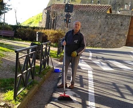 Porta a Selci ha un custode di 84 anni e... con la scopa