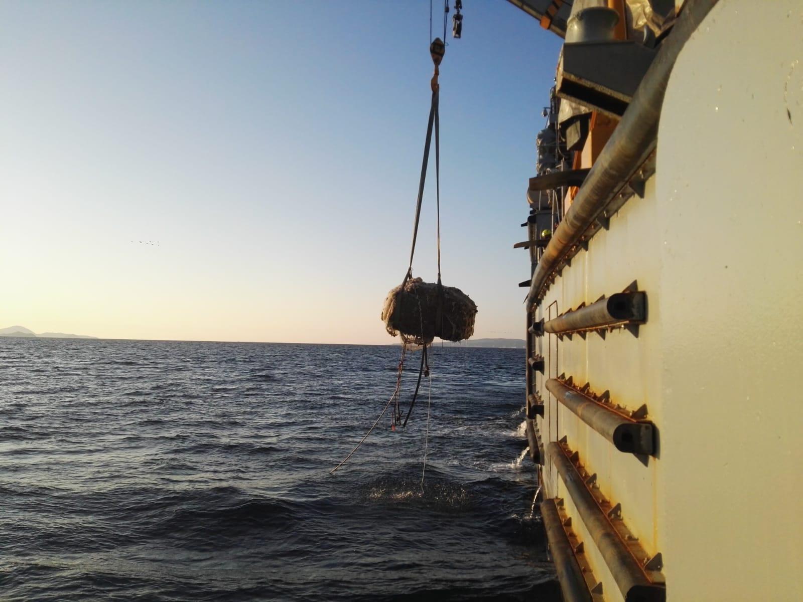 Il recupero di una ecoballa dispersa dal cargo IVY a luglio 2015 nel glofo di Follonica
