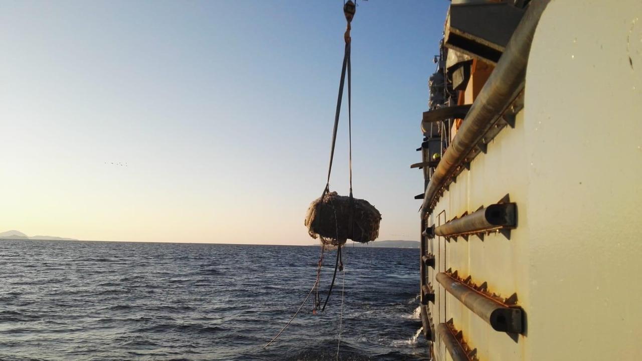 Il recupero di una ecoballa dispersa dal cargo IVY a luglio 2015 nel glofo di Follonica
