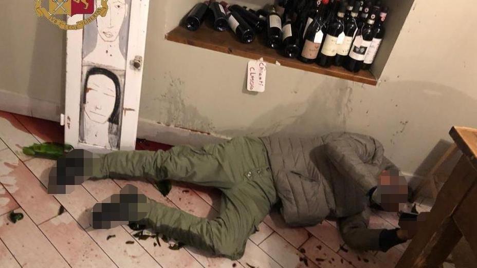Litigano e si inseguono fino a dentro il bar Lo Stellario rompendo bottiglie