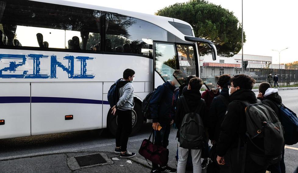 Trasporto scolastico, «50% di capienza sui bus ma 50% di lezioni in Dad»