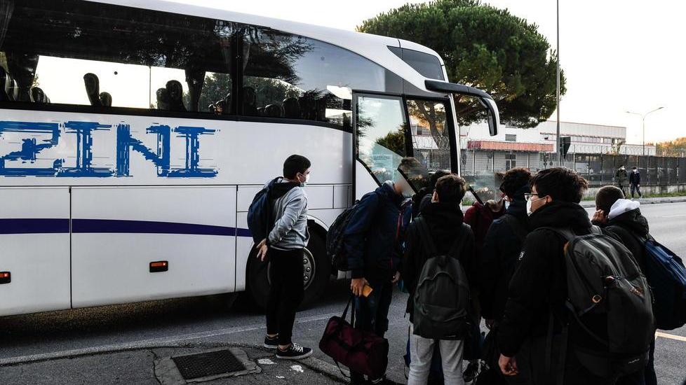 Trasporto scolastico, «50% di capienza sui bus ma 50% di lezioni in Dad»