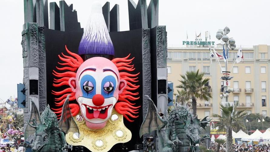 Sortilegio: il carro con cui Franco Malfatti ha vinto il suo secondo Carnevale di Viareggio