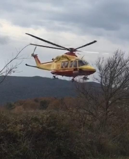 Bimbo di 3 anni cade nel bosco e batte la testa su un sasso 