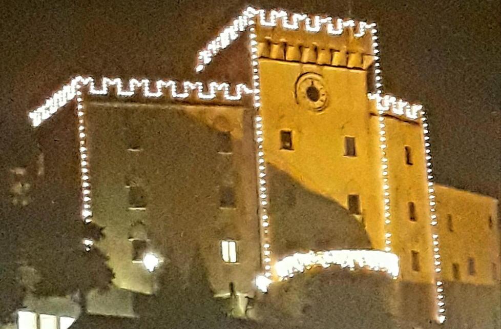 Illuminato per il Natale il castello del borgo