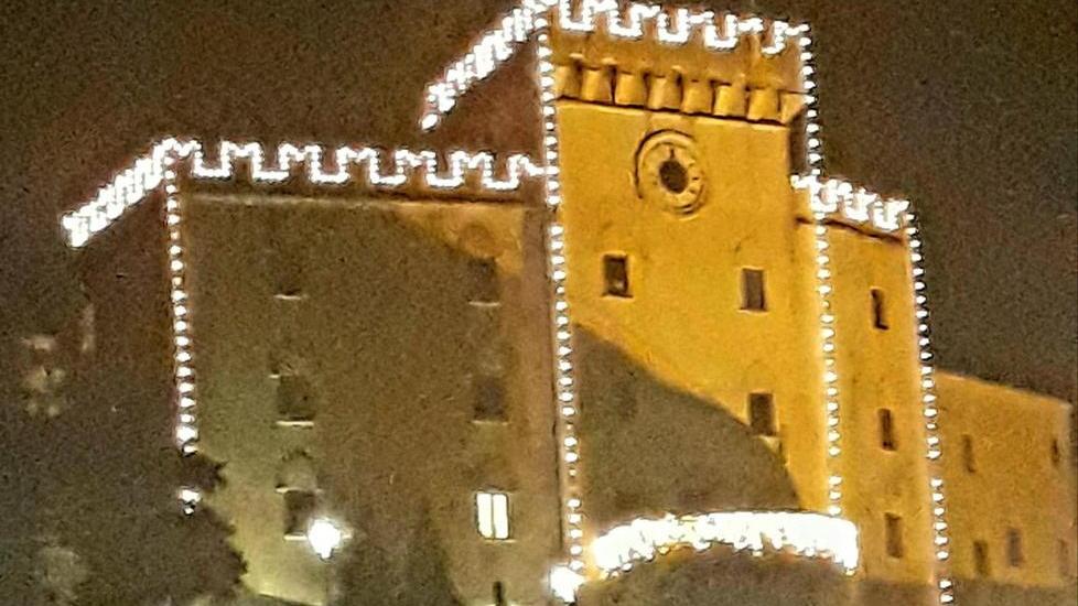 Illuminato per il Natale il castello del borgo