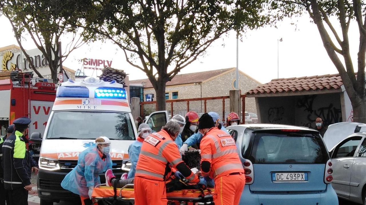 Scontro tra auto in via Sassari ferita una donna di 77 anni