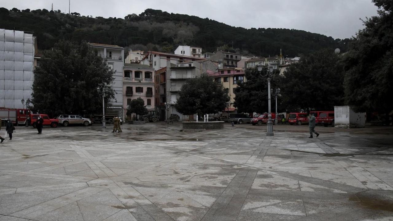 Bitti, la rinascita parte da piazza Asproni liberata da fango e detriti