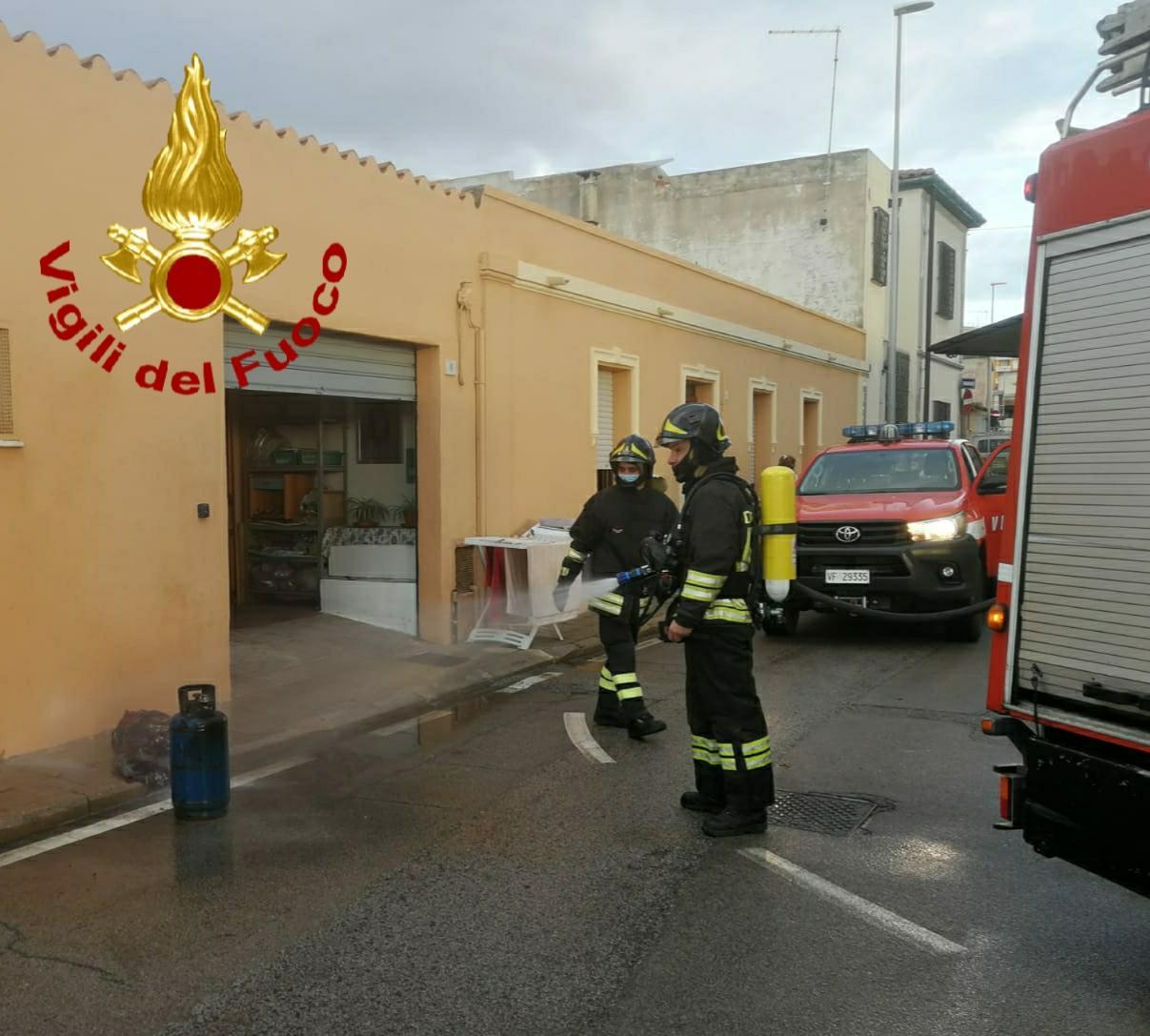 Olbia, a fuoco una bombola del gas: paura in via Sauro
