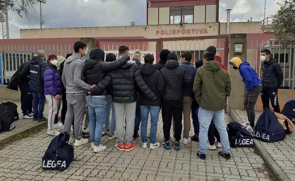 Caos Livorno calcio: gli Allievi trovano il campo chiuso perché nessuno ha pagato 