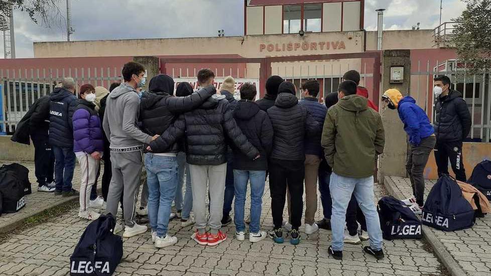 Caos Livorno calcio: gli Allievi trovano il campo chiuso perché nessuno ha pagato