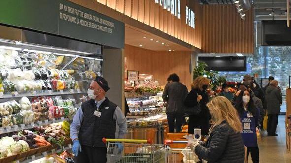 Tanti curiosi per la riapertura dell’Esselunga di viale Matteotti a Pistoia