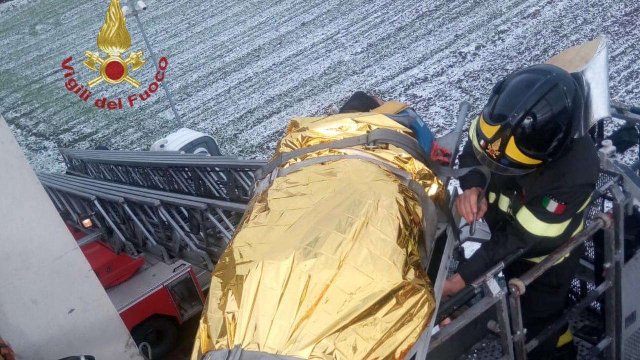 Operaio folgorato mentre lavora sul tetto, è grave