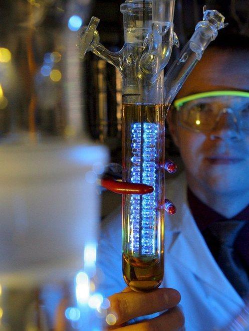 Analisi in un laboratorio chimico universitario (foto d’archivio)