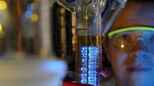 Analisi in un laboratorio chimico universitario (foto d’archivio)