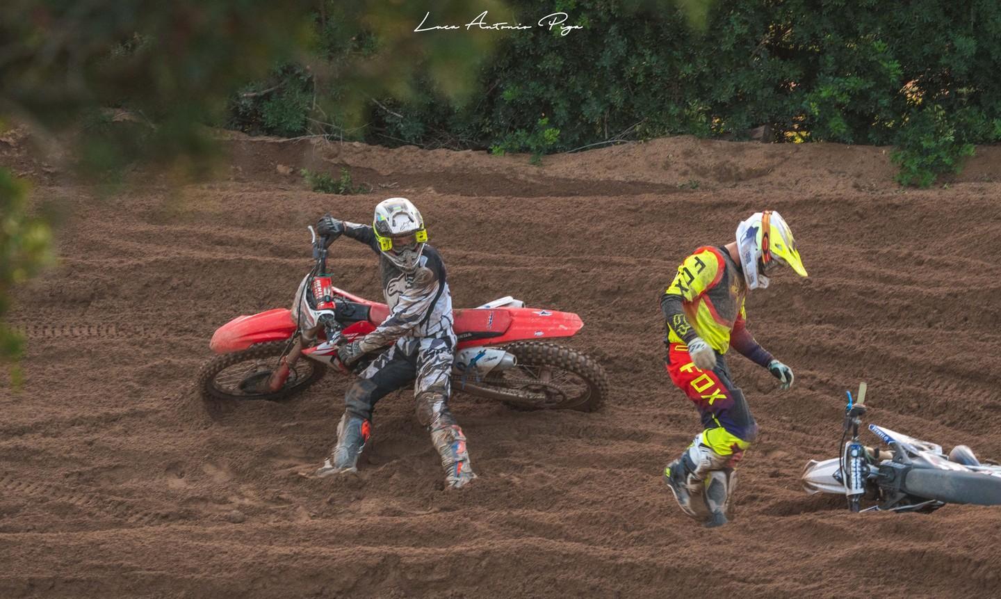 Motocross, rinuncia alla gara per aiutare l’amico caduto dalla moto 