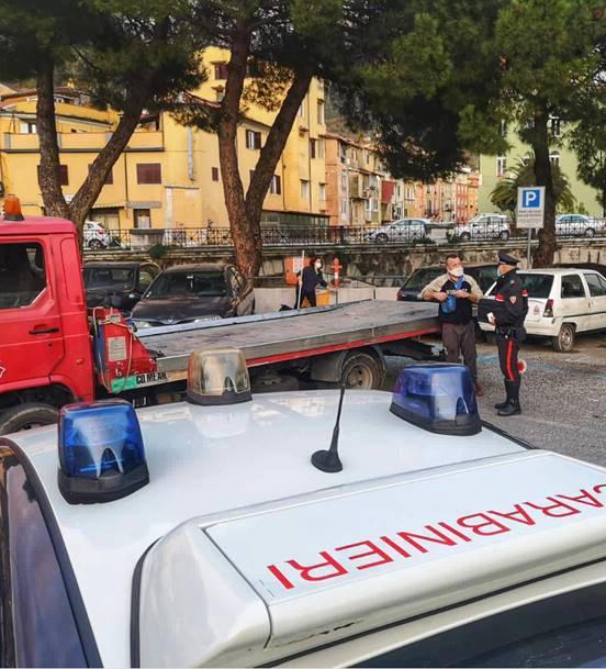 Smantellato un cimitero di automobili, dieci vetture abbandonate in pieno centro 