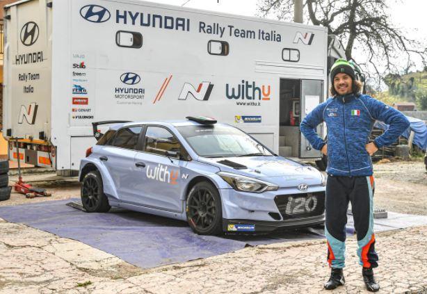 Franco Morbidelli davanti alla Hyundai con cui correrà il Rally Aci Monza