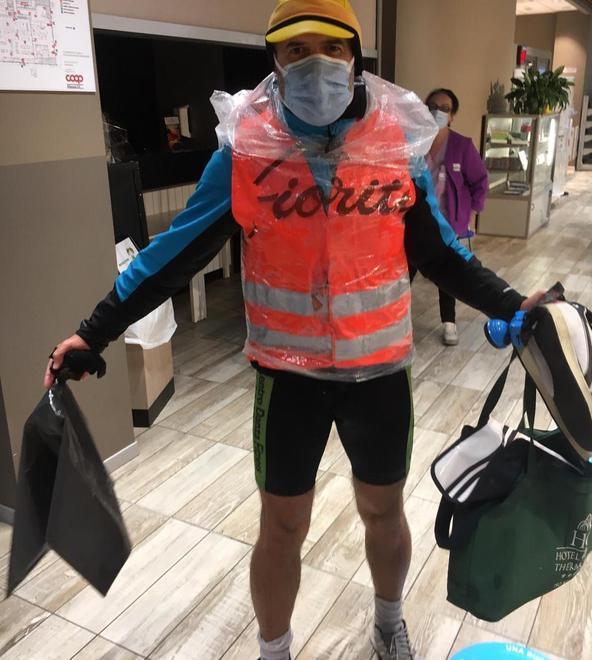 Per scelta da 20 anni va al lavoro in bici: «Vorrei un sindacato per quelli come me» 