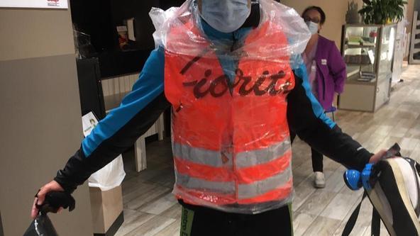 Per scelta da 20 anni va al lavoro in bici: «Vorrei un sindacato per quelli come me»
