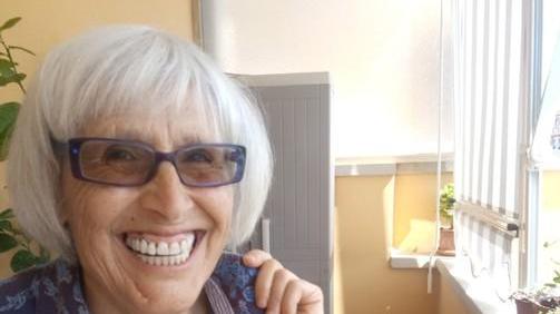 Emilia, insegnante in pensione, diventa “maestra a domicilio” dei bambini immigrati a Castagneto