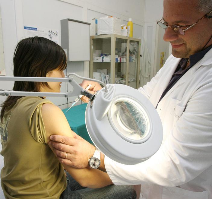 Il flop del piano anti-influenza «Dosi introvabili, un disastro»