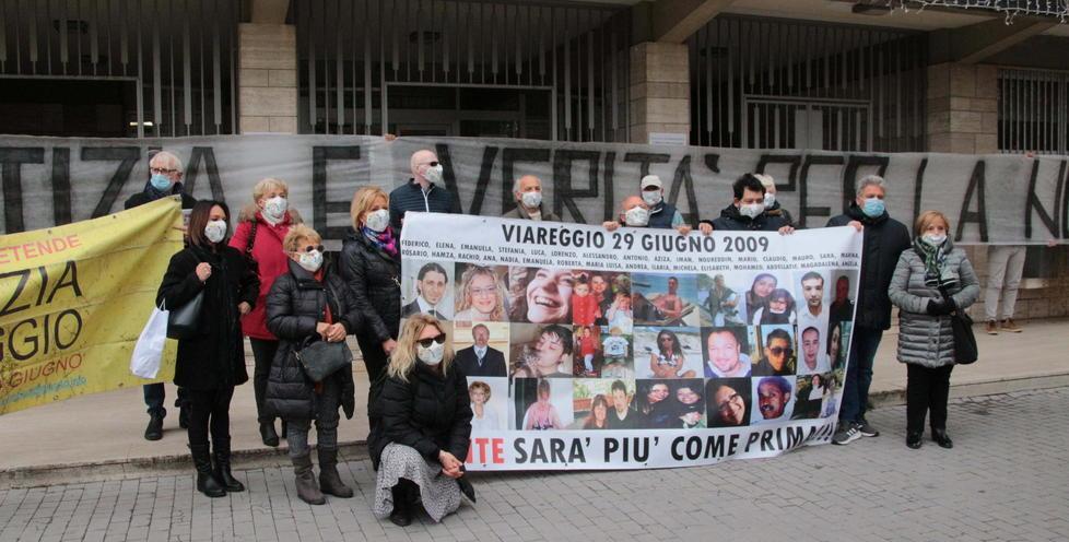 Viareggio al fianco di una protesta lunga 11 anni