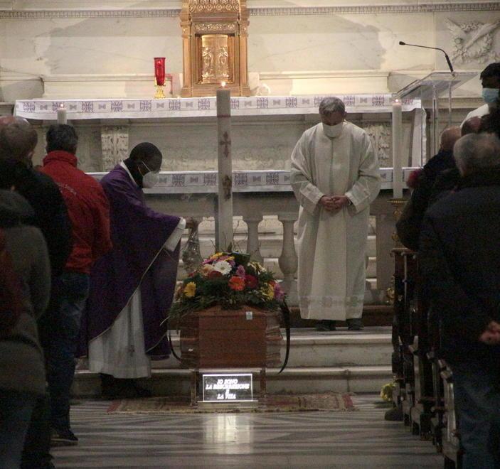 L’ultimo saluto dei carnevalari al carrista poeta: «Uno di noi»