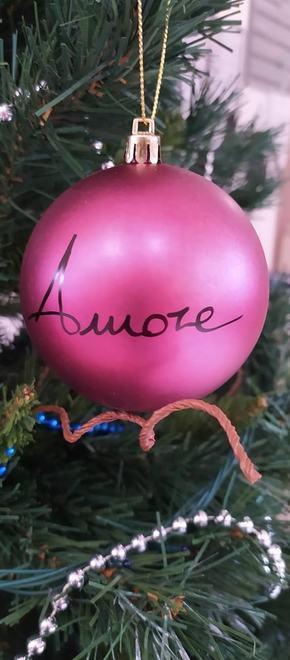 Regalate agli anziani le palline di Natale per decorare l’albero