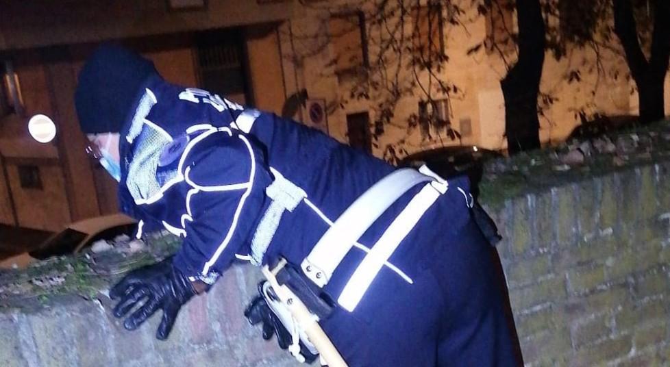 Controlli antidroga Le dosi nascoste in alberi e pozzetti 